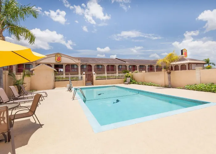 Super 8 By Wyndham Kingsville